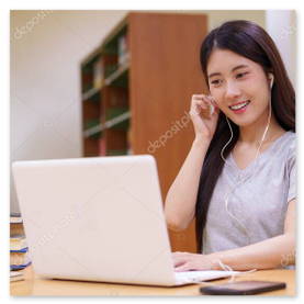 Alumno usando plataforma en línea para practicar ejercicios de matemáticas