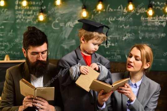Alumnos tomando una clase en línea de preparación para examen UDG