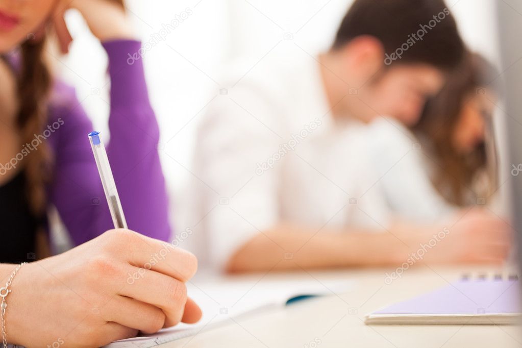 Alumnos estudiando para examen de admisión a preparatoria