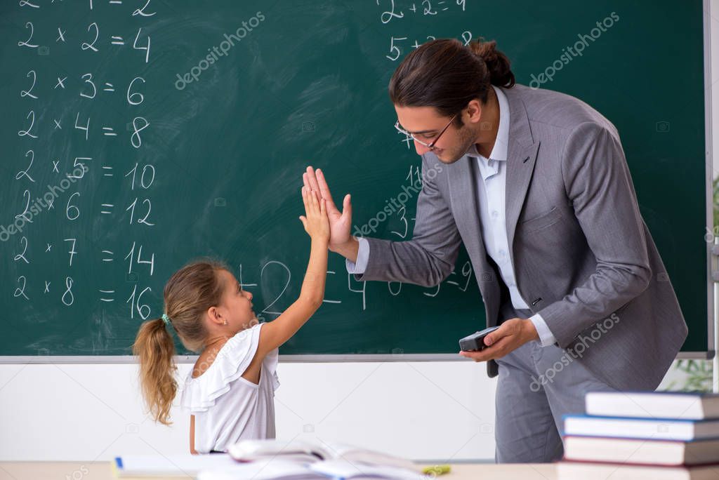 Alumno de secundaria tomando curso de regularización en matemáticas en línea
