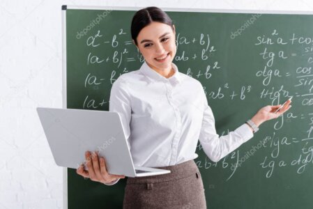 Profesor explicando matemáticas en una clase en línea