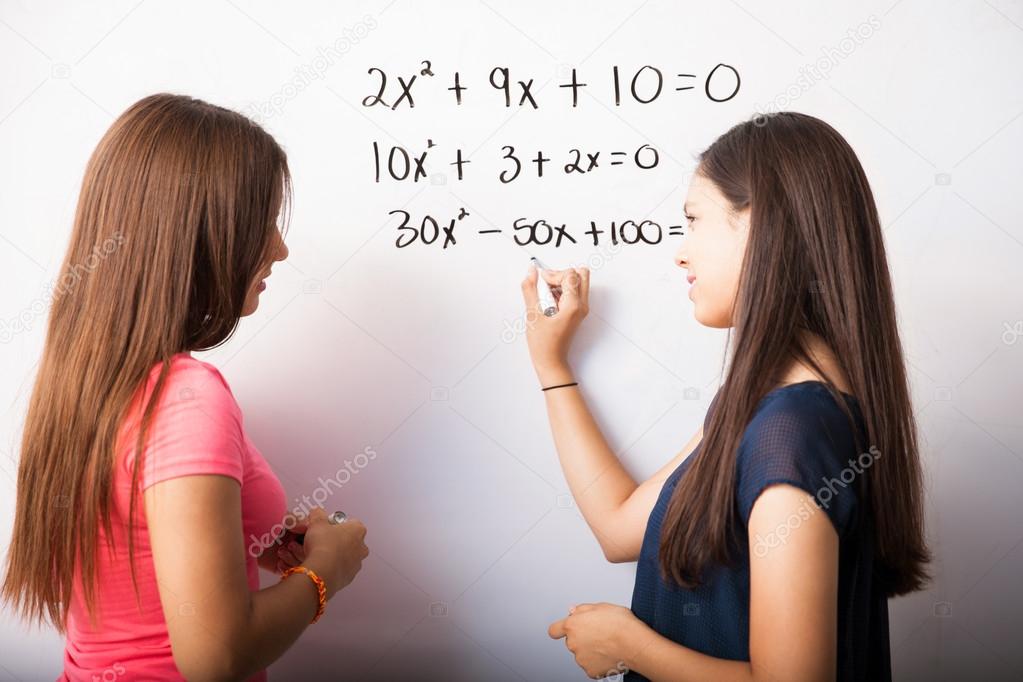 Ecuaciones algebraicas explicadas durante una clase