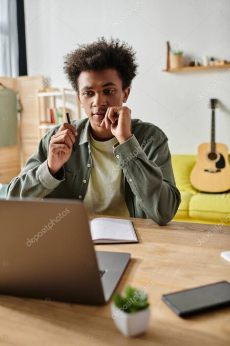 Alumno tomando un curso de matemáticas en línea desde su computadora