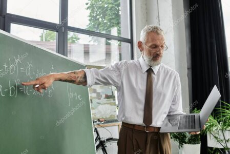 Alumno de secundaria tomando clase de matemáticas en línea
